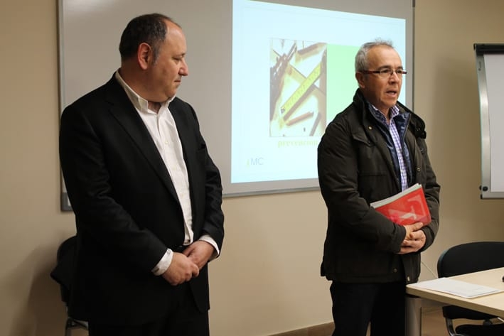 L'alcalde i el regidor Joan Antoni Marín donen la benvinguda a les persones contractades través dels plans locals d'ocupació