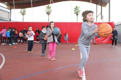 Els infants van fer molts exercicis sobre els rudiments del bàsquet. Foto: Byte Imatge