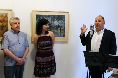 L'alcalde, Francesc Colomé, felicita a la directora d'Artemsia, Cristina Requena, pels 3 anys de vida de la galeria
