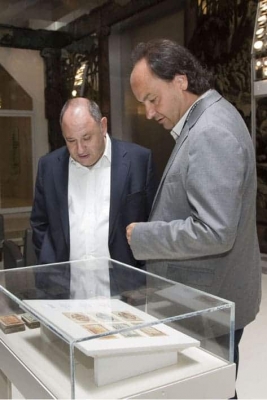 L'alcalde i el director del museu davant de la vitrina amb els bitllets de les Franqueses