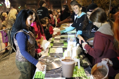 A Bellavista la xocolatada la van servir els nois i noies del Centre Municipal de Joves