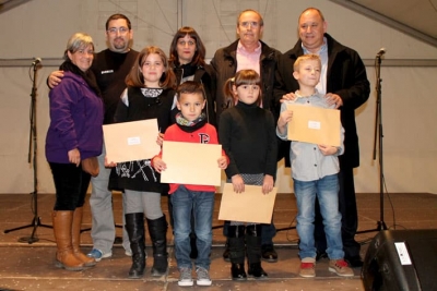 Els infants premiats en el concurs de dibuix, amb els membres del jurat i l'alcalde
