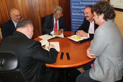 Un moment de la signatura entre l'alcalde de les Franqueses i el president de l'associació d'empresaris