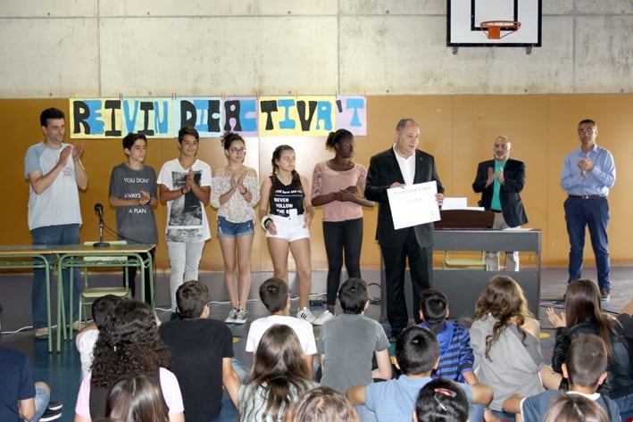 El moment de la donació del xec de 2.000 euros per part de l'alcalde