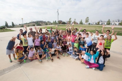 Grup d'alumnes de 5è de l'Escola Camins al parc del Mirador.