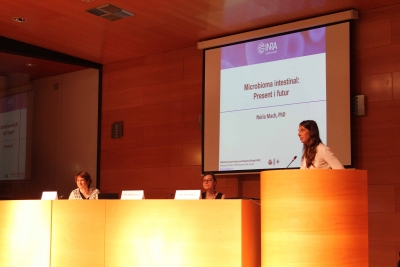 La Dra. Núria Mach en la presentació de la ponència "Microbioma intestinal. Present i futur"