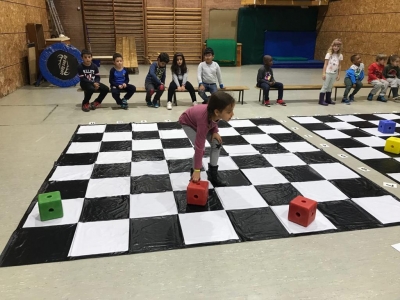 Sessió d'escacs gegants a l'Escola Bellavista-Joan Camps