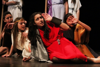 Escena de la darrera obra de teatre dels alumnes de l'Escola Bellavista-Joan Camps