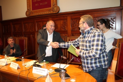 L'alcalde, Francesc Colomé, fa entrega del llibre a Francesc Martínez, nét de Francesc Montserrat