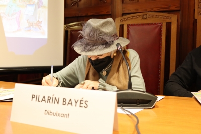 Pilarín Bayés signant el conte