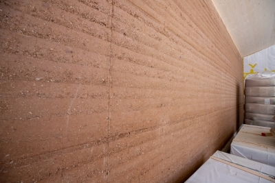 Detall de mur captador fet amb materials de la Penya